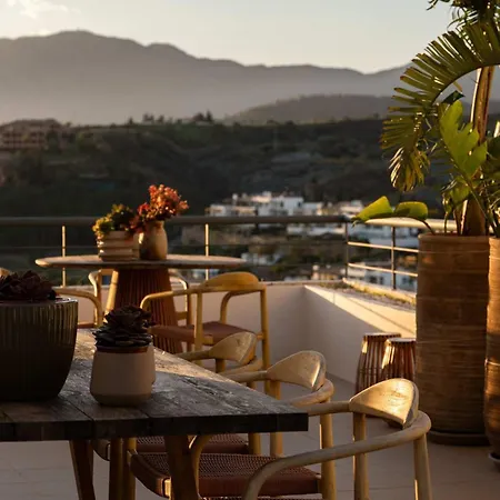 Serendipity Flat- Stunning Views And Serene Interior *