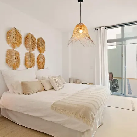 - Serendipity Flat- Stunning Views And Serene Interior アパート エステポナ