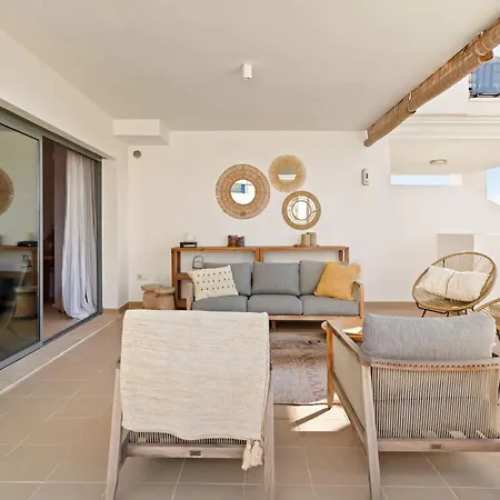 Apartment - Serendipity Flat- Stunning Views And Serene Interior